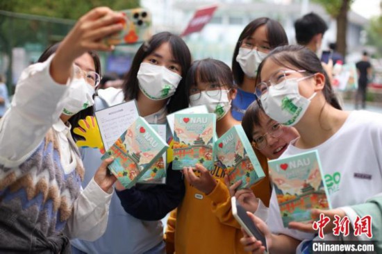 新生们表示没想到,开学第一课就收到了学校心意满满、创意无限,还包含了科技含量的特色雪糕。 泱波 摄